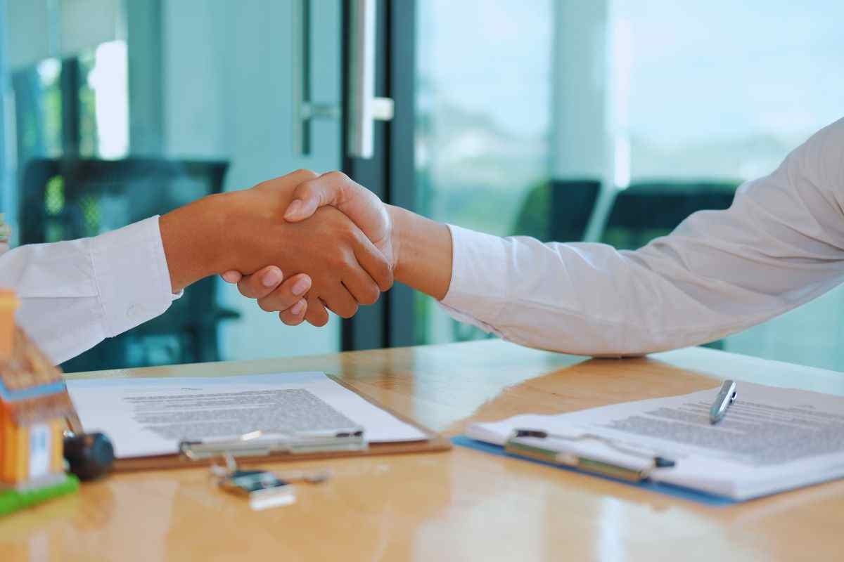 persone che si stringono la mano