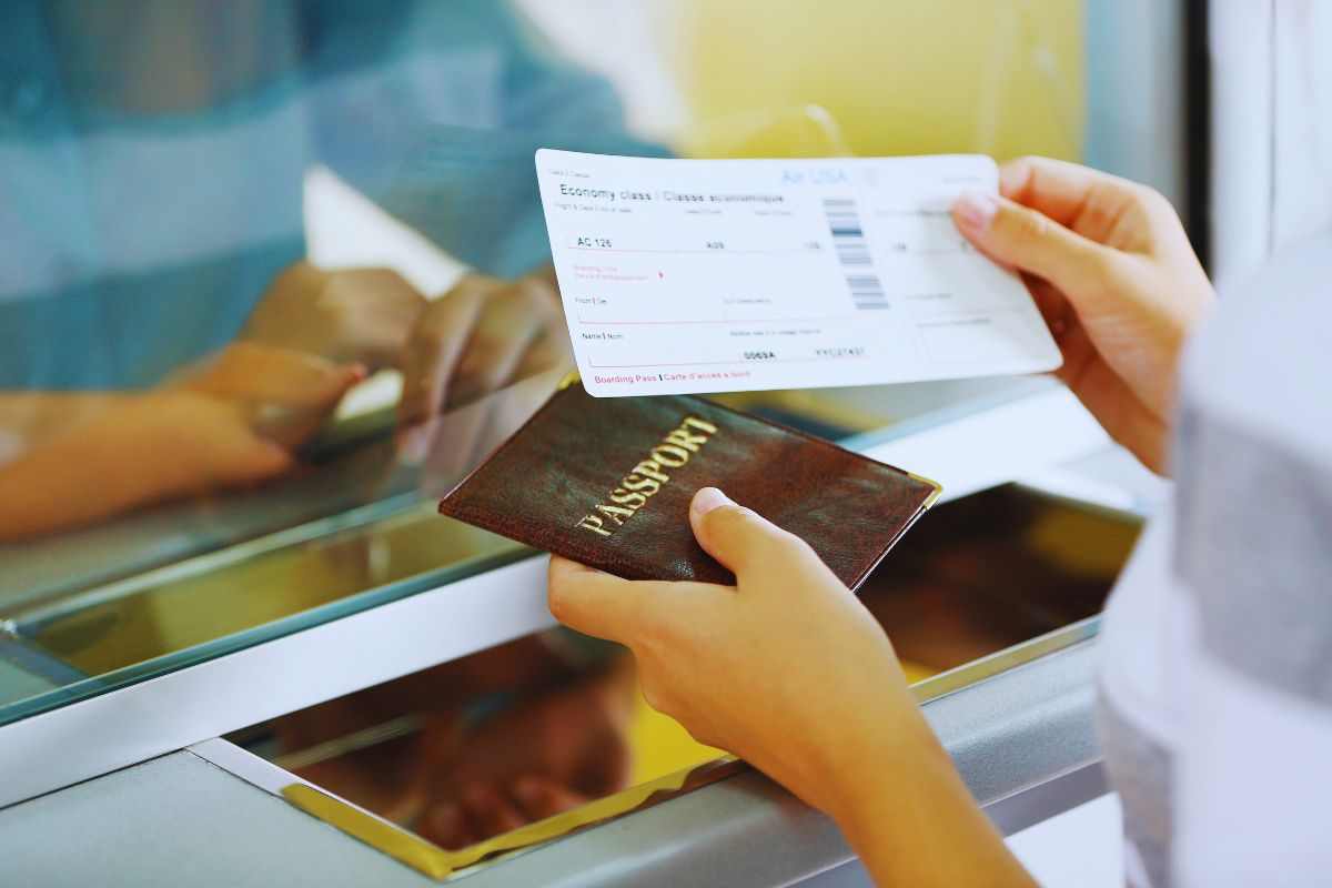 persona che si fa controllare biglietto e passaporto