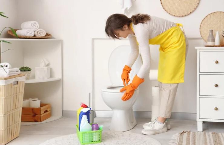donna pulisce bagno