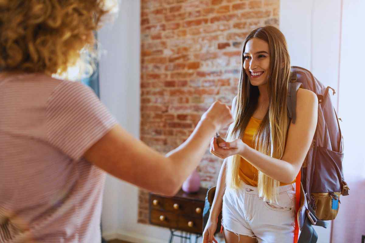ragazze che si scambiano chiavi di casa