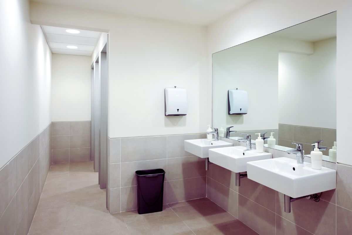 jene-stephaniuk-lkmGeyLItrw-unsplash-ls bagno pubblico