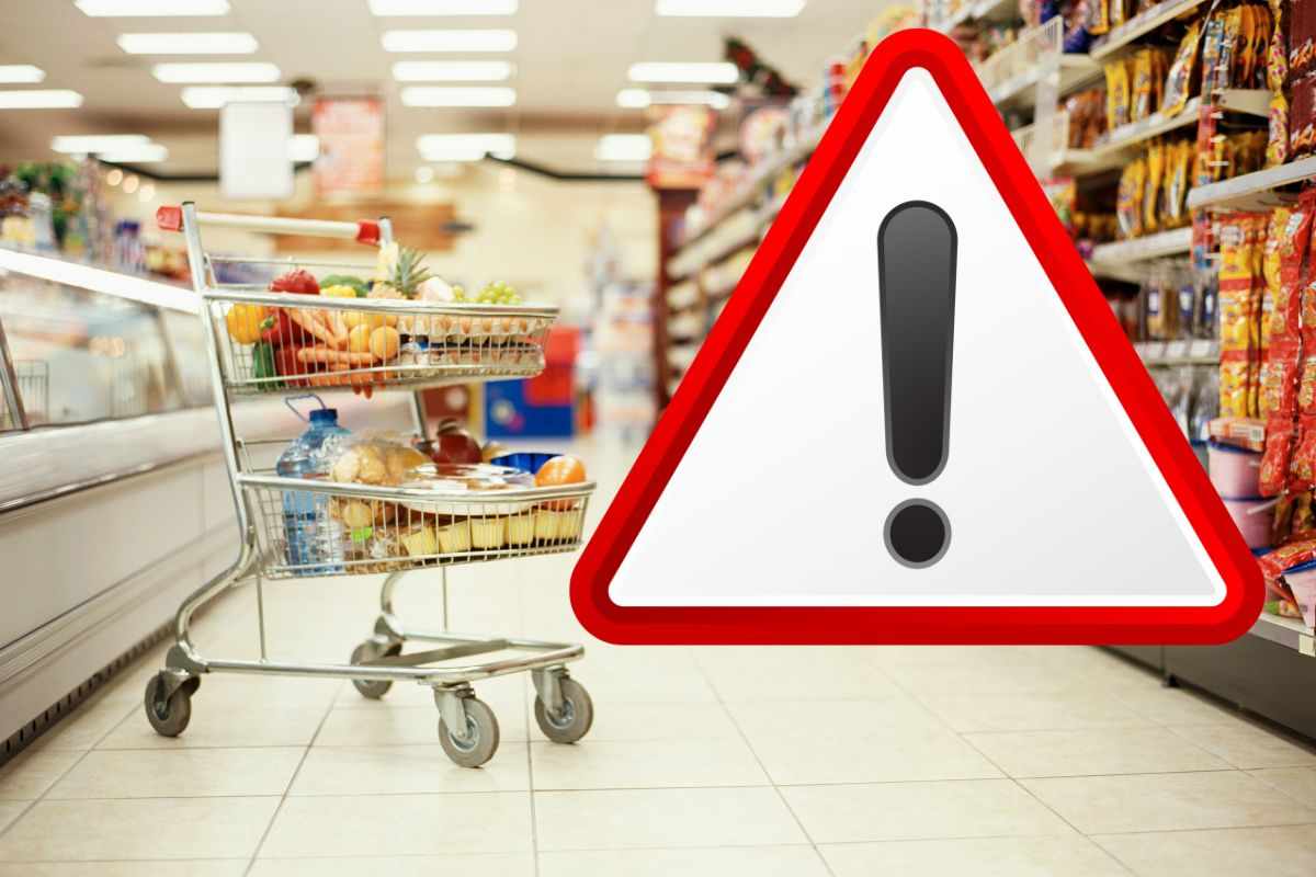 supermercato con carrello e segnale di allarme