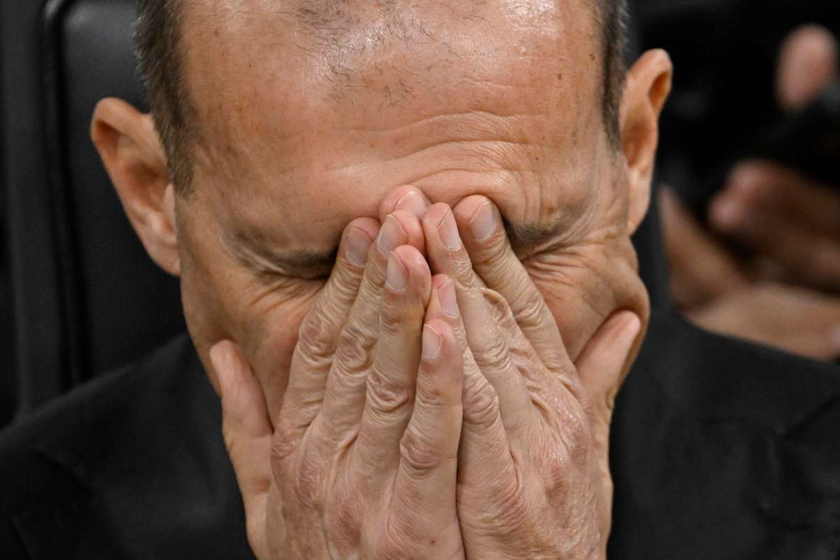 allegri con le mani in faccia