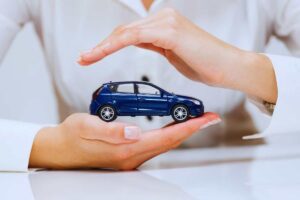piccola auto tra due mani