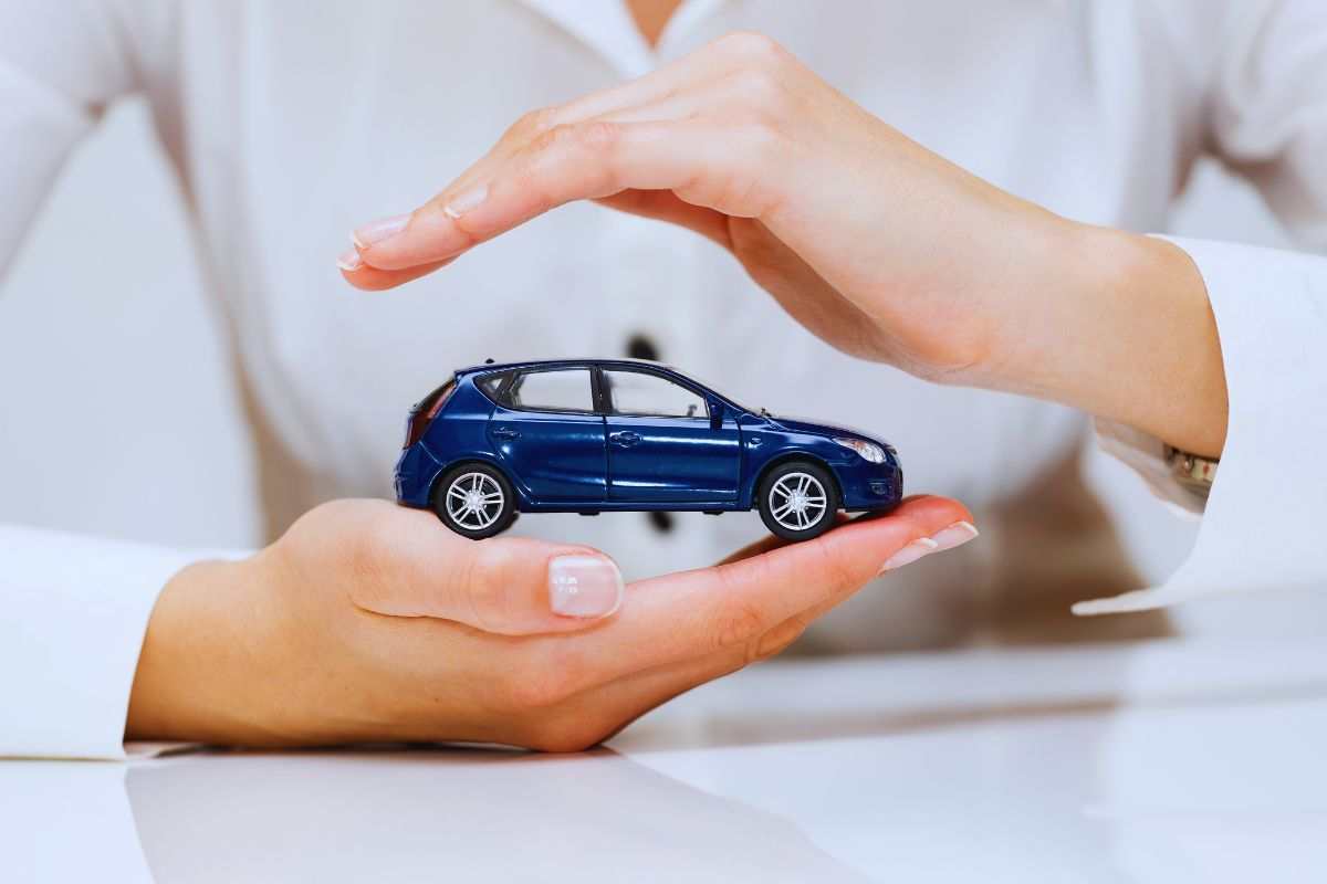 piccola auto tra due mani