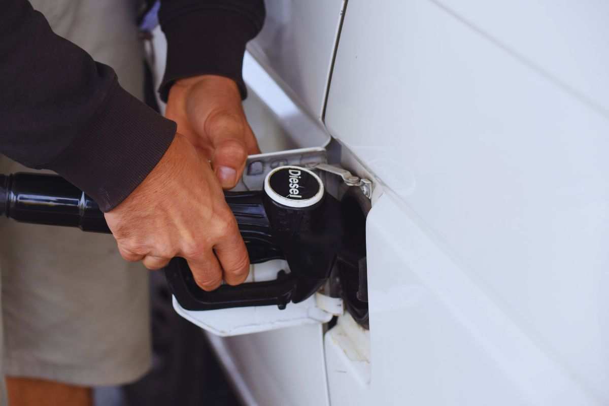mette diesel nel furgone