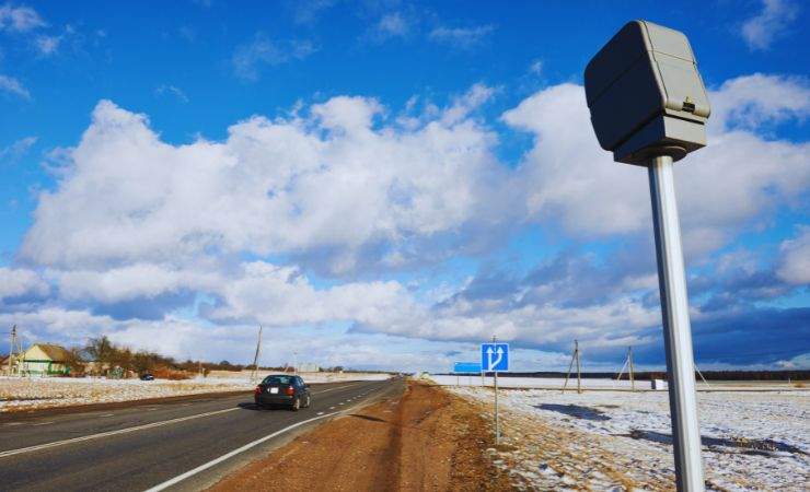 strada con autovelox