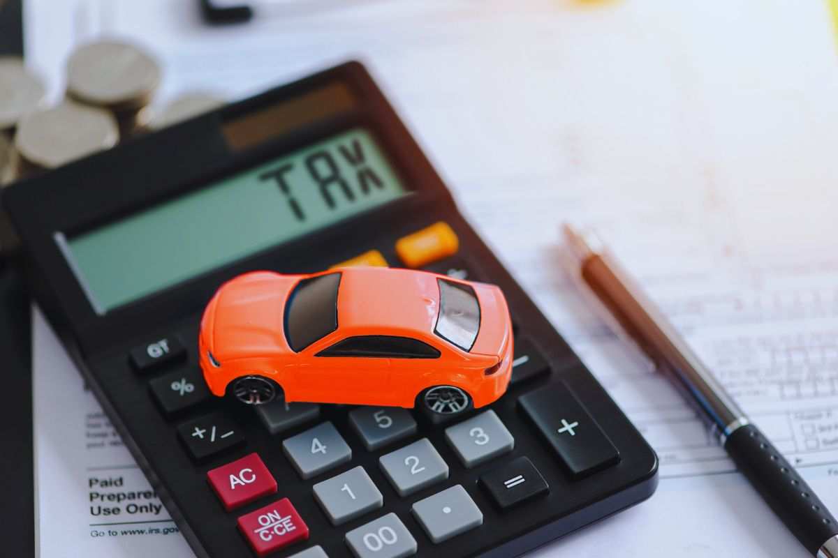 auto, fogli e calcolatrice