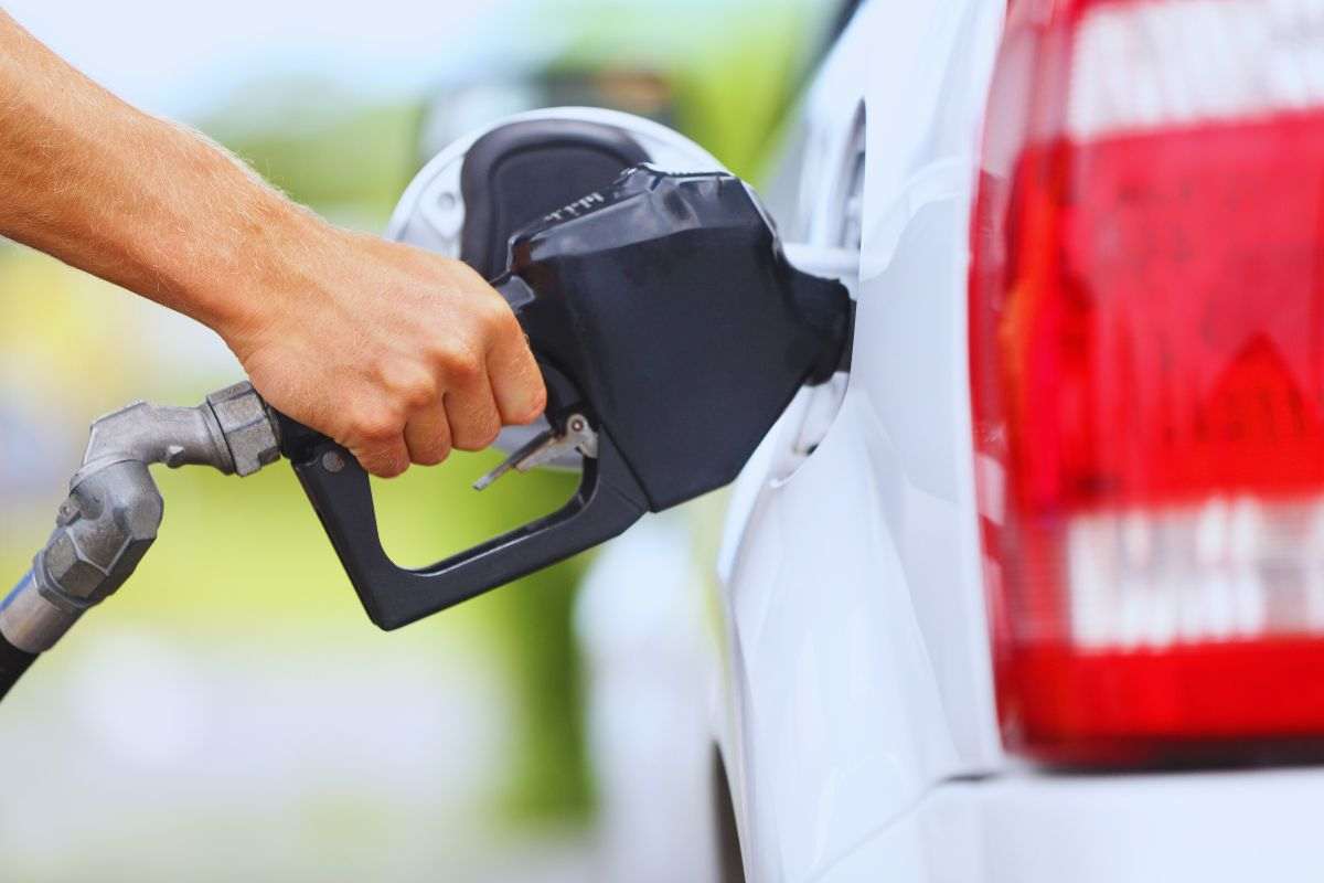 pompa di benzina in azione