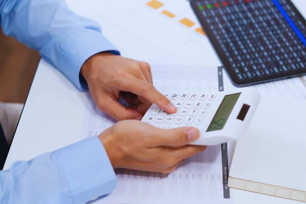 persona fa conti con la calcolatrice