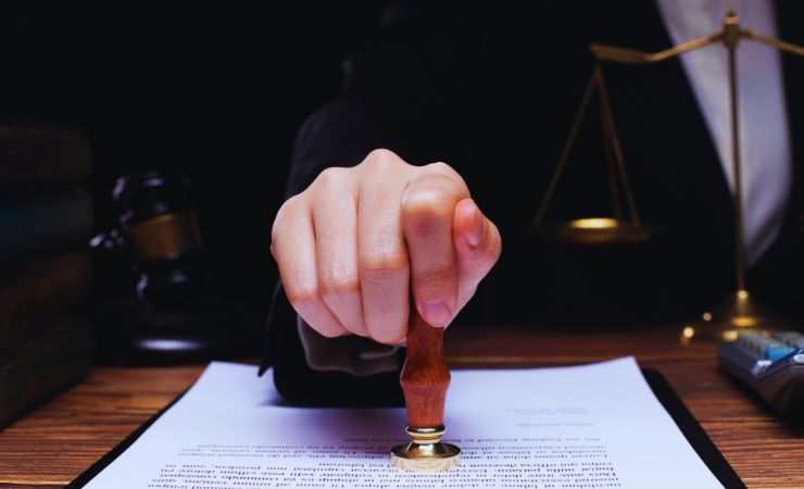 persona mette timbro su un foglio