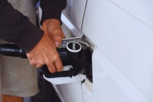 persona che fa benzina