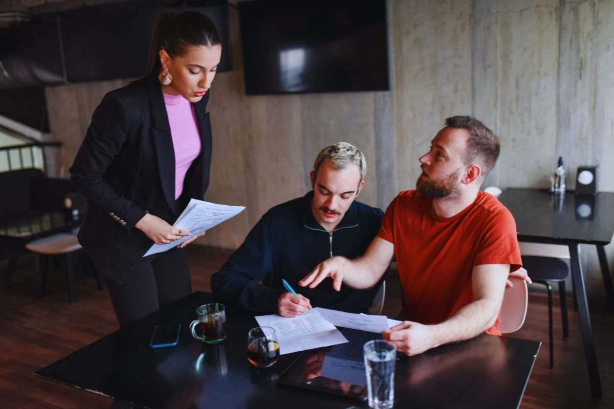 persone che parlano di eredità