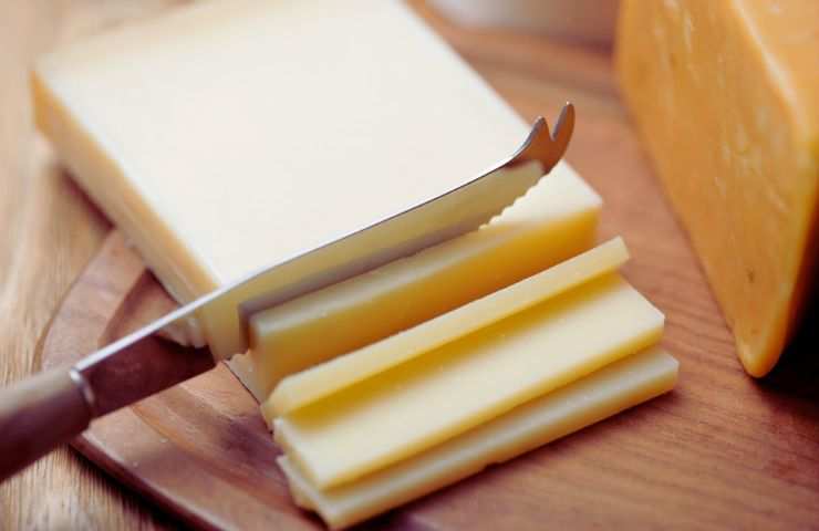 formaggio tagliato col coltello