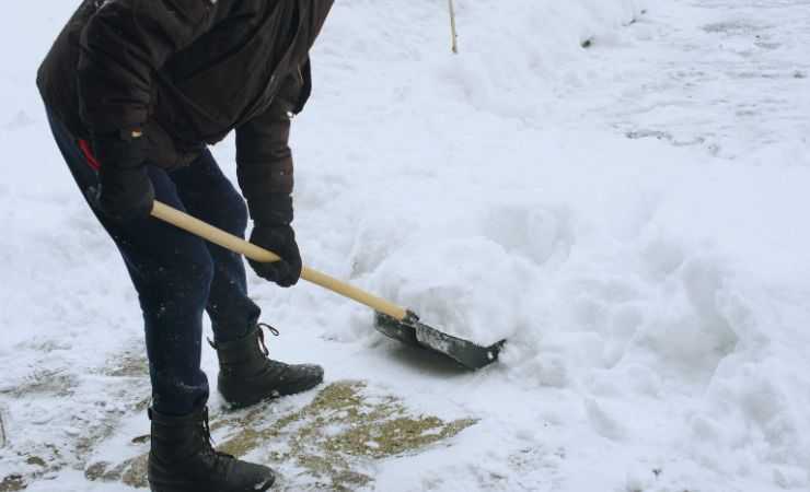 persona spala la neve