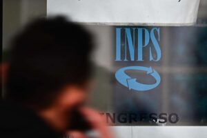 persona davanti alla sede dell'inps