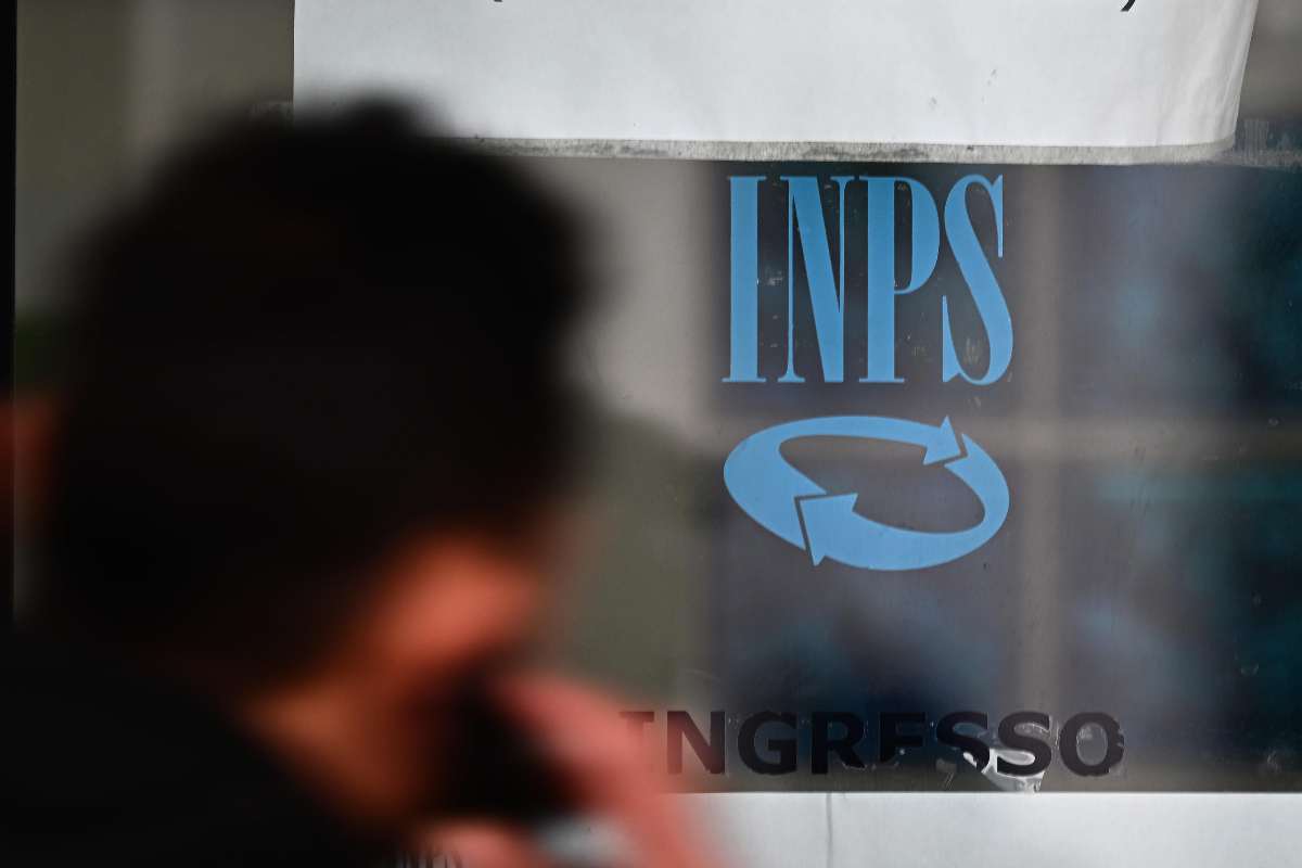 persona davanti alla sede dell'inps