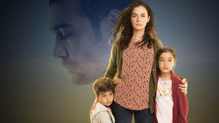 una donna con due bambini