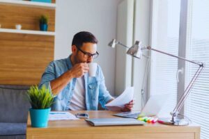 ragazzo a lavoro alla scrivania