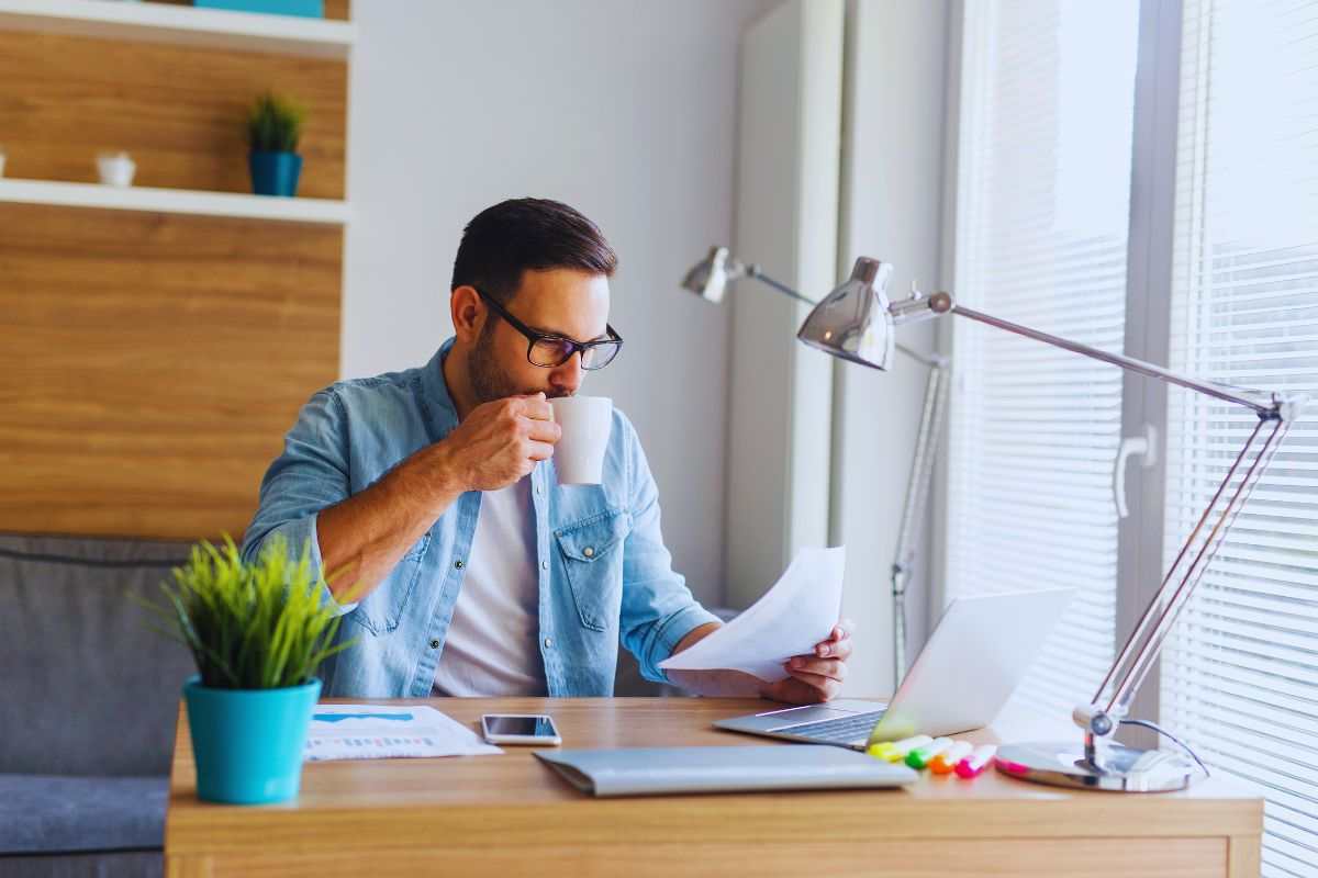 ragazzo a lavoro alla scrivania