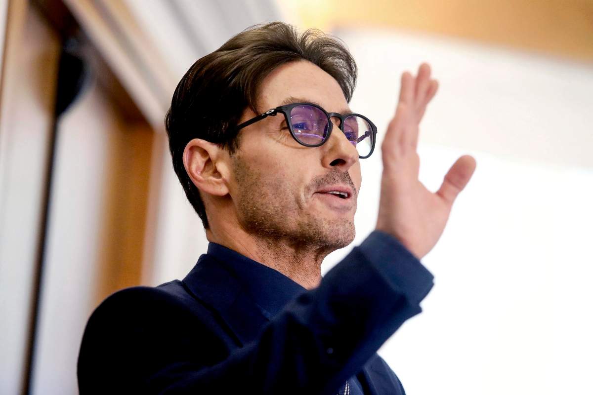 piersilvio berlusconi saluta