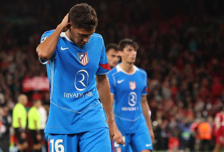 molina con le mani in testa