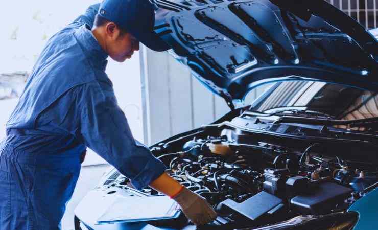 meccanico aggiusta motore auto