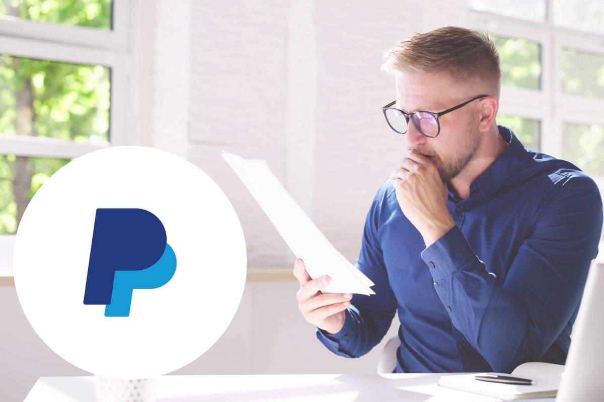 ragazzo con fogli e logo paypal