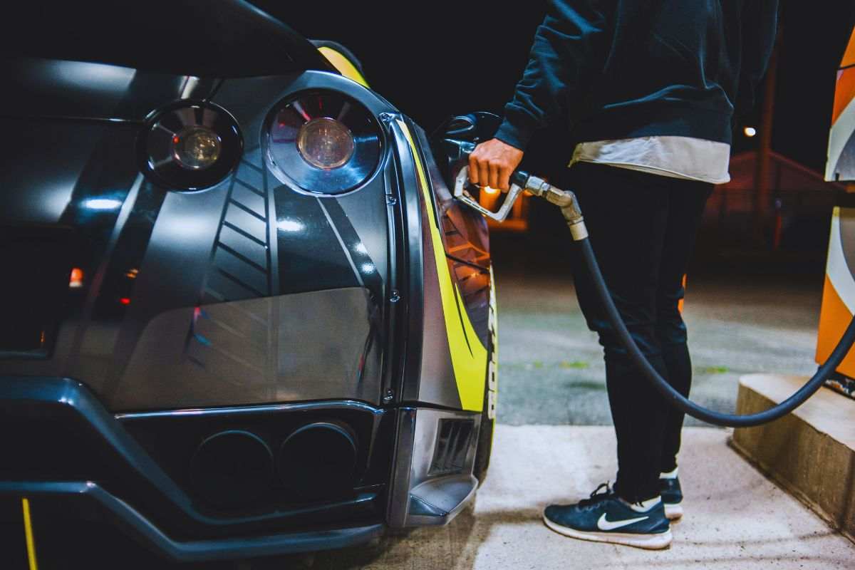 persona fa benzina
