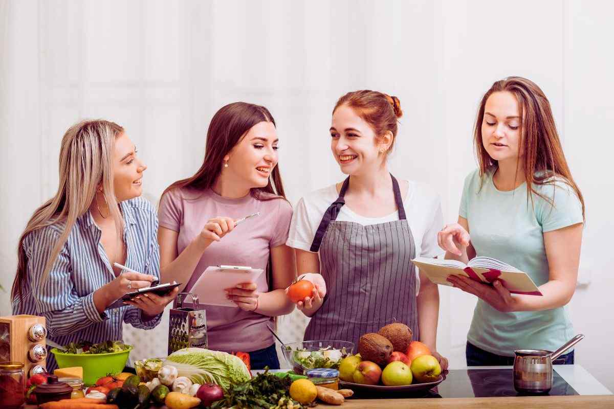casalinghe difronte a frutta everdura