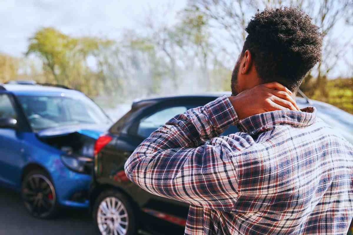 incidente e ragazzo si tiene la cervicale