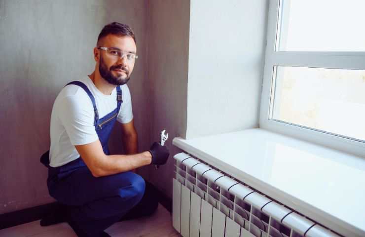 ragazzo sistema termosifone