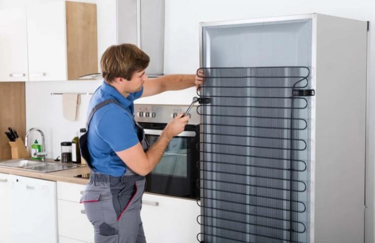 tecnico che ripara frigo