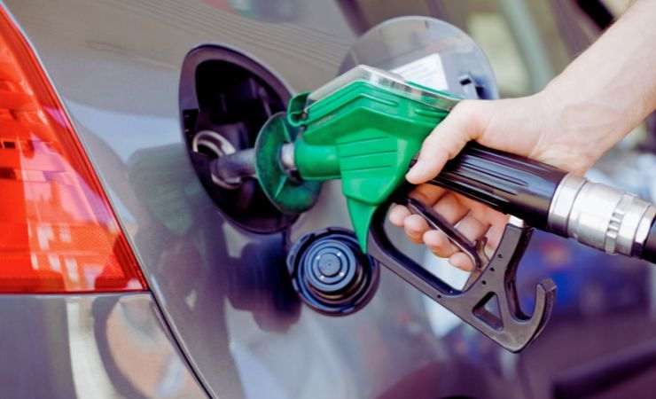 pompa di benzina in azione