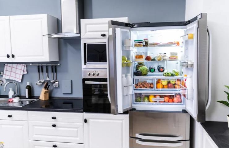 cucina con frigo aperto