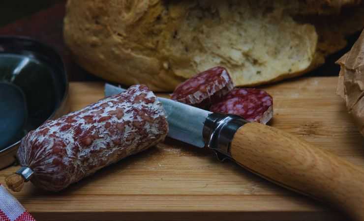 salame tagliato fette