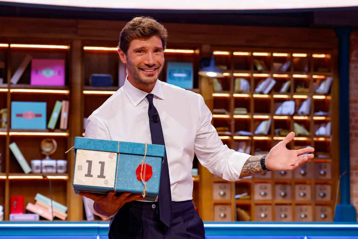 stefano de martino con un pacco