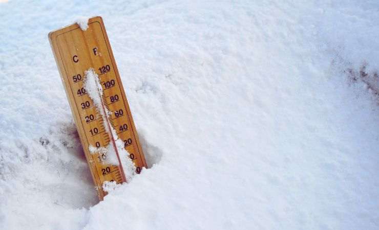 termometro nella neve