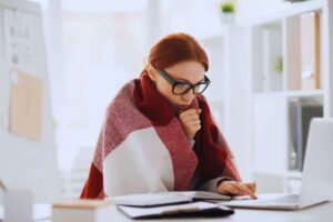 ragazza coperta che ha freddo