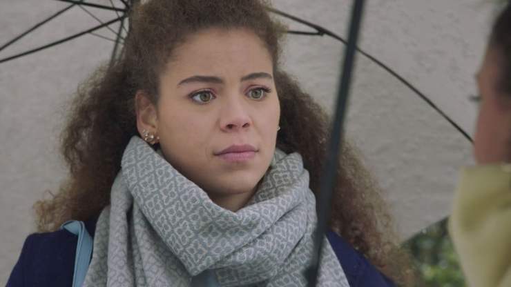 ragazza sotto ombrello