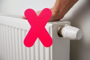 mano su termosifone e x rossa