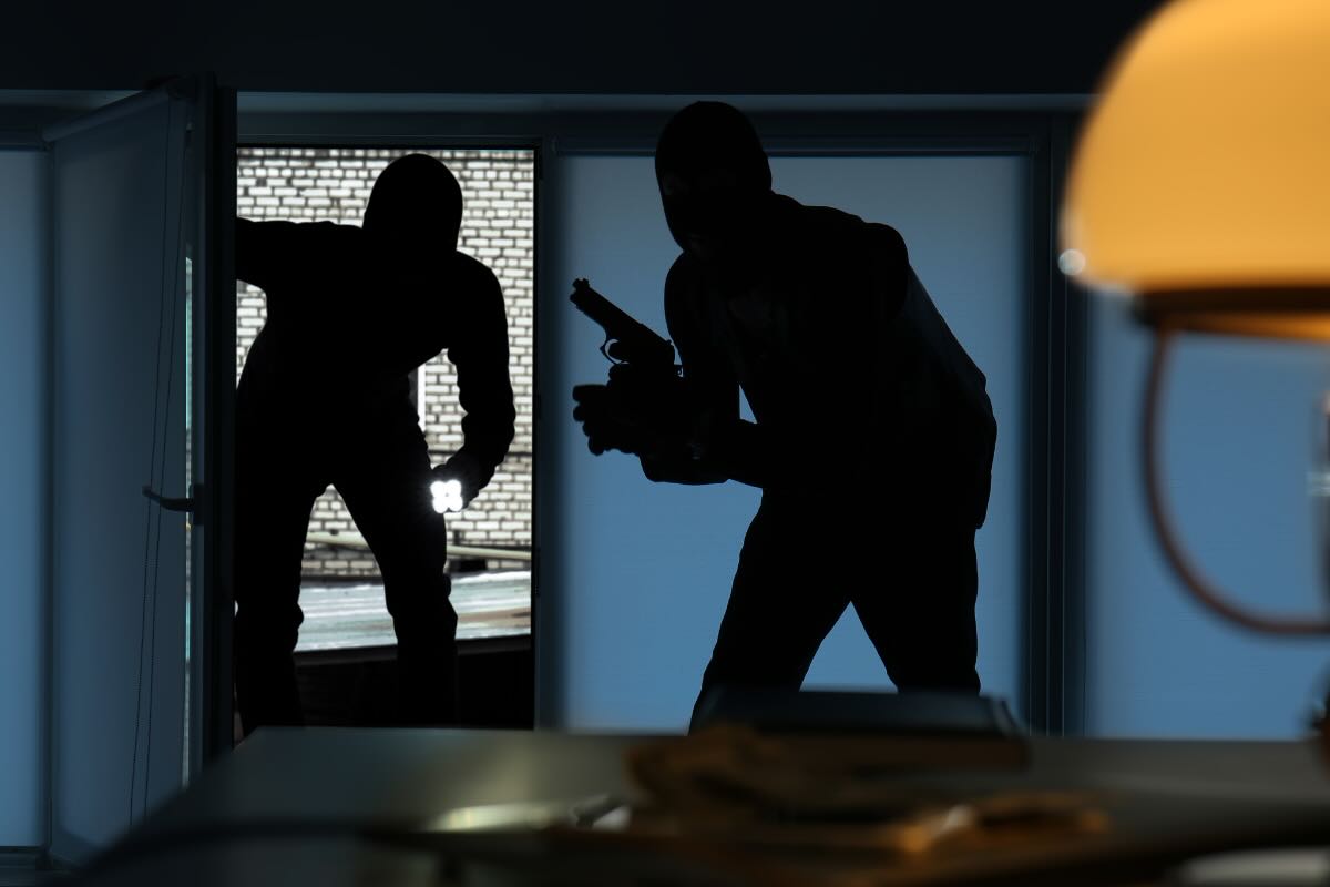 ladri che entrano in casa