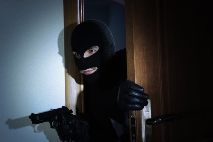 ladro che entra in casa