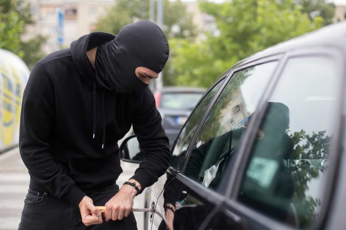 ladro che apre auto