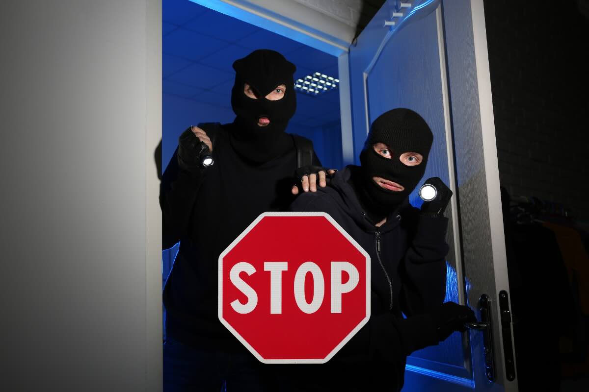 ladri e segnale stop