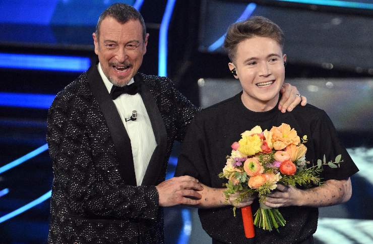 amadesu sul palco di Sanremo