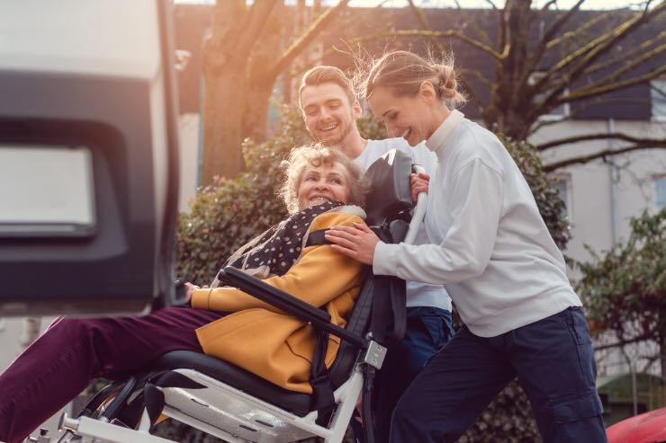 giovani con donna in carrozzella