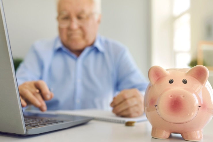 uomo anziano e salvadanaio