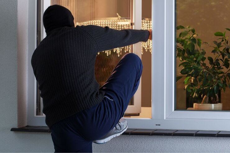 Ladro entra da finestra 