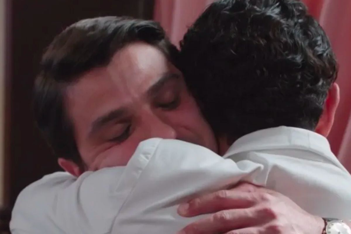 Due personaggi si abbracciano